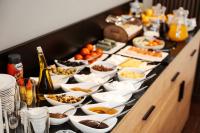 um buffet com pratos e garrafas de champanhe em White Breeze Hotel em Baku