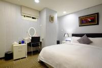 a bedroom with a bed and a desk and a mirror at 意芙旅店 Ifinn Hotel in Taipei