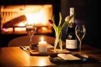 Una mesa con una botella de vino y copas y una vela. en Pazar Homes, en Zánka