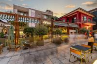 eine Terrasse mit Tischen und Stühlen in der Unterkunft Alp Pasa Hotel - Special Class in Antalya
