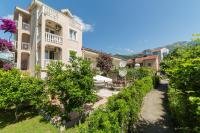 un edificio con un camino junto a un edificio en Apartments Elena, en Budva