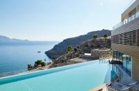 リンドスにあるLindos Blu Luxury Hotel-Adults onlyの海が見えるプール