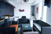 una sala de espera con sillas, mesas y escaleras en Always Inn Lounge & Hotel, en Lekki