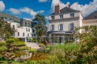 Un jardín delante de las casas y un estanque. en Château Belmont Tours by The Crest Collection, en Tours