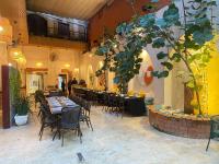 Un restaurante con mesas y sillas en un edificio. en Empyrean Art Deco, en Santo Domingo