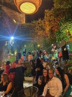 Un grupo de personas sentadas en un restaurante con una actuación. en Empyrean Art Deco, en Santo Domingo