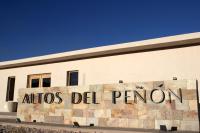 Un edificio con un cartel que dice atatos del perron en Altos del Peñón, en El Peñón