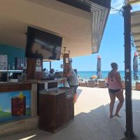 2 personnes debout au bar de la plage dans l'établissement Panoramic sea view at the beach, à Obzor