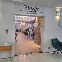 un restaurant avec une porte vitrée donnant sur une salle à manger dans l'établissement Panoramic sea view at the beach, à Obzor