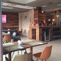 un restaurant avec des tables et des chaises et un bar dans l'établissement Panoramic sea view at the beach, à Obzor