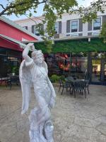 Tòa nhà nơi khách sạn tọa lạc