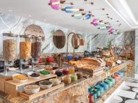 Un buffet con muchos tipos diferentes de comida en exhibición. en Pipa Hotel Bangkok Sukhumvit 11, en Bangkok