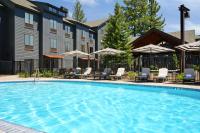 una piscina en un hotel con sillas y sombrillas en Martis Valley Lodge, Tapestry Collection by Hilton, en Truckee