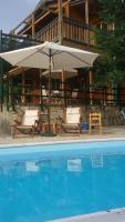 Bazén v ubytovaní Zeus-Village οικισμός φινλανδικών chalet με πισίνες & γυμναστήριο alebo v jeho blízkosti