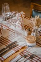 una mesa con vasos y utensilios en Hôtel de Commune - Rougemont, en Rougemont