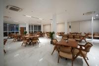 een eetkamer met tafels en stoelen in een gebouw bij Teba Karbala Hotel in Karbala