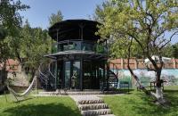 un parco giochi con scivolo di SaguleResort a Monasteri