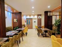 een restaurant met tafels en stoelen in een kamer bij HOTEL Bab El Madina in Adrar