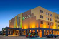 レッドディアにあるiHOTEL & Conference Centre Red Deerの前に車が駐車されているホテル