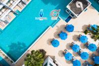 una vista aérea de una piscina con sombrillas azules en BlueSotel Krabi AoNang Beach, en Ao Nang Beach
