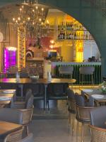 un ristorante con tavoli e sedie e un bar di RUKA Hotel a Narlıdere