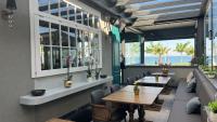 un ristorante con tavoli e sedie e l'oceano di RUKA Hotel a Narlıdere