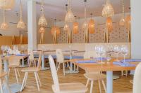 ein Restaurant mit Holztischen und Stühlen und Lichtern in der Unterkunft The Stonebreaker Hotel in Fayetteville