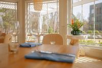 ein Esszimmer mit einem Tisch mit Weingläsern in der Unterkunft The Stonebreaker Hotel in Fayetteville