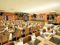 ein großes Esszimmer mit Tischen und Stühlen in der Unterkunft Hotel Terras Altas in Itapecerica da Serra