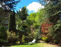 eine Parkbank inmitten eines Gartens in der Unterkunft Hotel Guillem &amp; Spa in Encamp