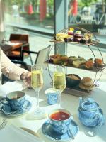 un tavolo con bicchieri di champagne e un vassoio di cibo di Hilton London Canary Wharf a Londra