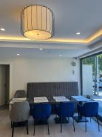 ArnavutköyにあるGnc Airport Hotelのダイニングルーム(テーブル、青い椅子付)