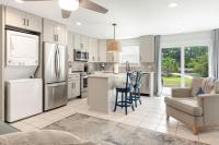 デスティンにあるThe Retreat at Santa Rosa Beach Bungalow Dのキッチン(ステンレス製の電化製品付)、リビングルーム