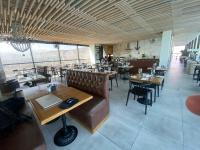 um restaurante com mesas e cadeiras e um sofá em Urban Suites Apart Hotel con Estacionamiento Gratuito em Antofagasta