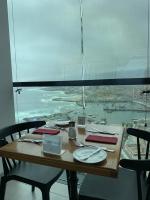 uma mesa com vista para uma cidade a partir de uma janela em Urban Suites Apart Hotel con Estacionamiento Gratuito em Antofagasta
