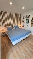 Un dormitorio con una cama grande con sábanas azules. en Mil e Uma Noites, en Santa Cruz das Flores