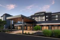un rendimiento de un edificio con patio en Courtyard Cleveland Beachwood, en Beachwood