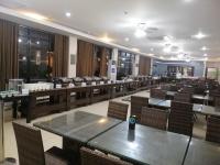 Habitación grande con mesas y sillas. en La Carmela De Boracay Hotel, en Boracay