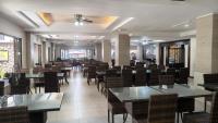 un comedor con mesas y sillas en un restaurante en La Carmela De Boracay Hotel, en Boracay