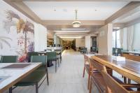 Restaurace v ubytování Howard Johnson by Wyndham Phuket Naiyang