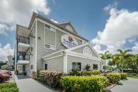 Un edificio con un cartel en el costado. en Tampa Bay Extended Stay Hotel, en Largo