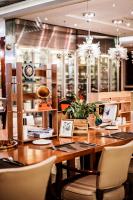 een houten tafel en stoelen in een restaurant bij Beijing Marriott Hotel Northeast in Beijing