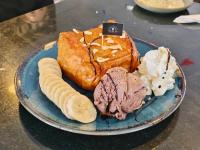 Mantra Beach Condominium Suite - Mae Phim في Ban Tha Fat: طبق من الطعام يحتوي على الوافل والآيس كريم والموز