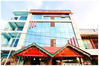 een hoog gebouw met een rood gebouw bij Hotel Kiran Talai HP in Changar Talai