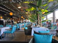 een eetkamer met blauwe stoelen en tafels en mensen bij Azimuth Luxury in Constanţa