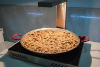 una padella di cibo seduta sopra un fornello di Hotel Camposol a Benidorm