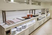 una linea di buffet con piatti e altro cibo di Hotel Camposol a Benidorm
