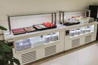 un buffet con piatti e altri cibi in mostra di Hotel Camposol a Benidorm