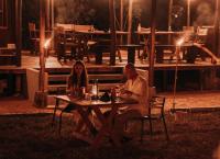 Wilds Wilpattu في ويلباتو: يجلس الرجل والمرأة على طاولة نزهة في الليل