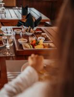 Wilds Wilpattu في ويلباتو: شخص يجلس على طاولة مع طبق من الطعام